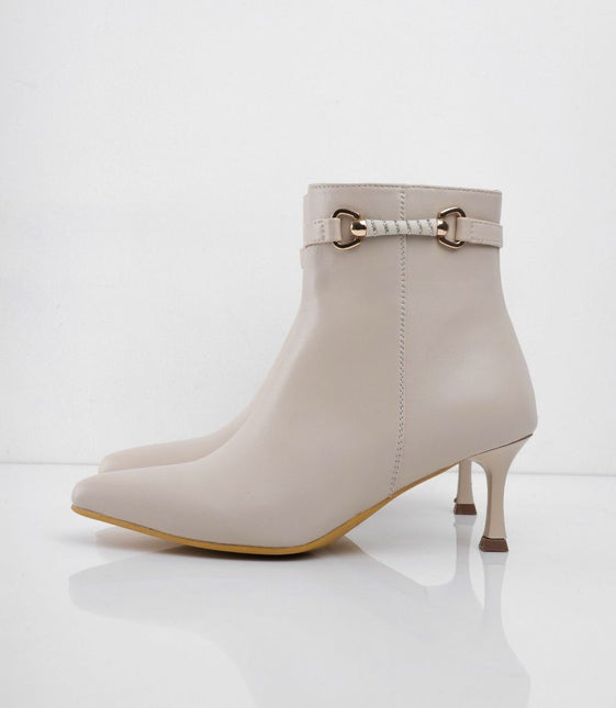 Botín tacón puntilla bajo beige y hebilla