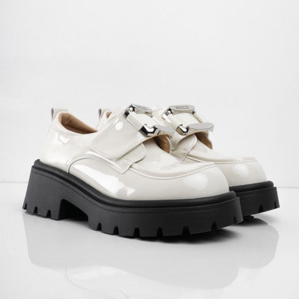 Zapatos crema de charol con herraje y correa plateada