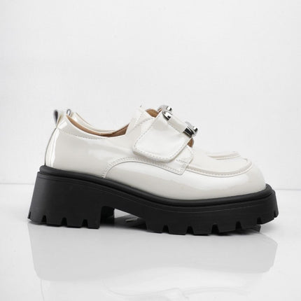 Zapatos crema de charol con herraje y correa plateada
