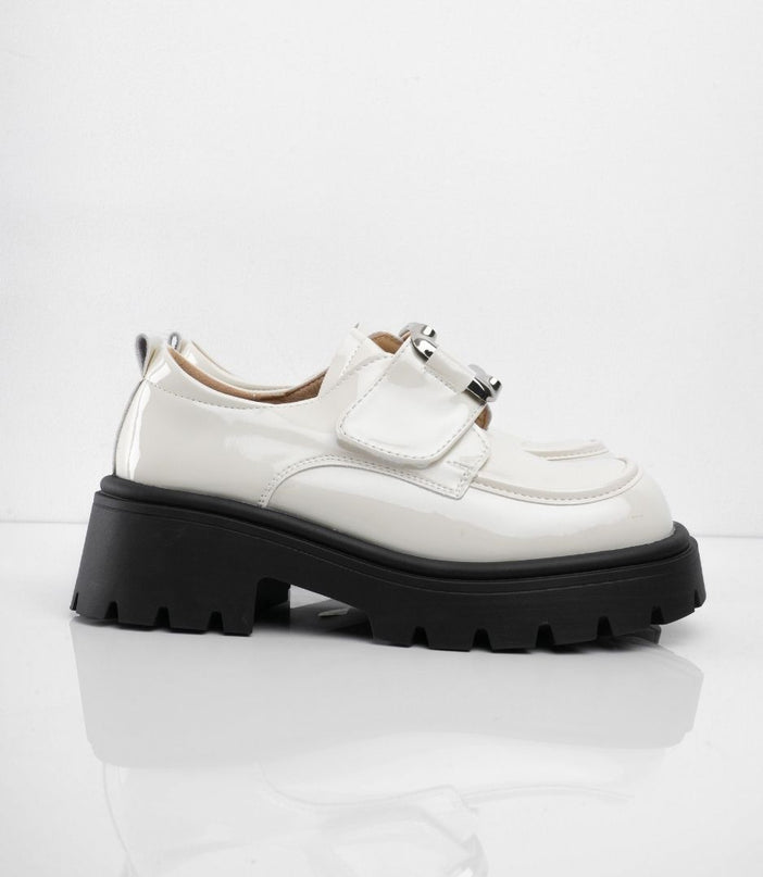 Zapatos crema de charol con herraje y correa plateada