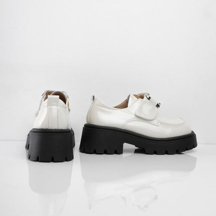 Zapatos crema de charol con herraje y correa plateada