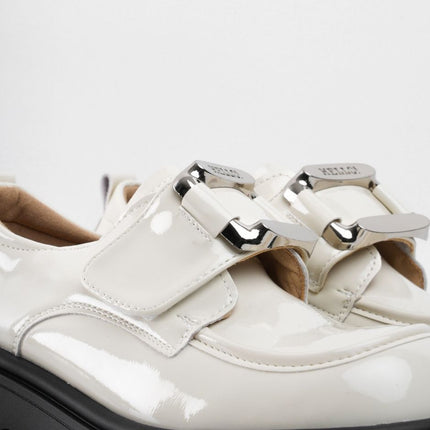 Zapatos crema de charol con herraje y correa plateada