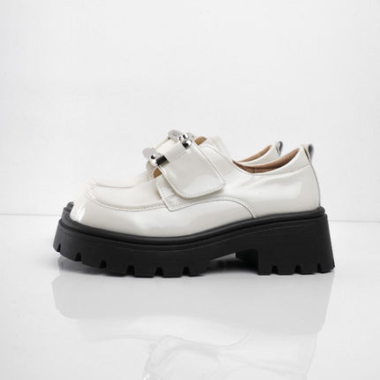 Zapatos crema de charol con herraje y correa plateada
