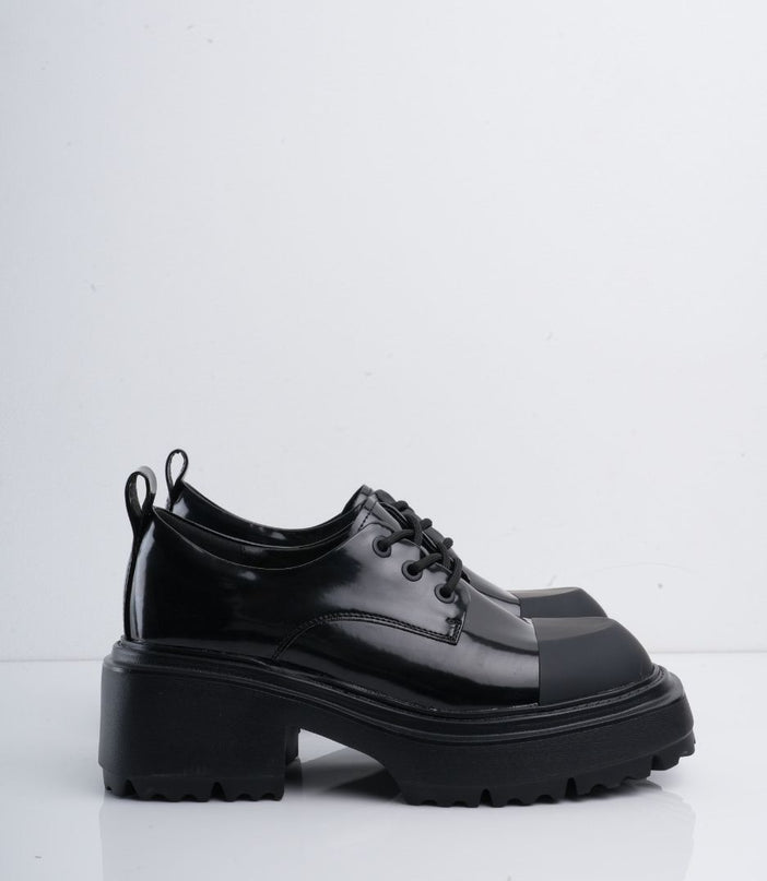 Zapatos negros con cordón y puntera mate
