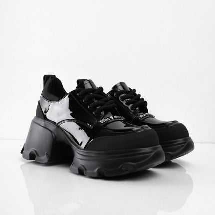 Zapatos negros de charol con cordones y aplique