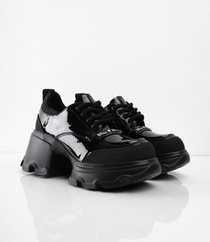 Zapatos negros de charol con cordones y aplique