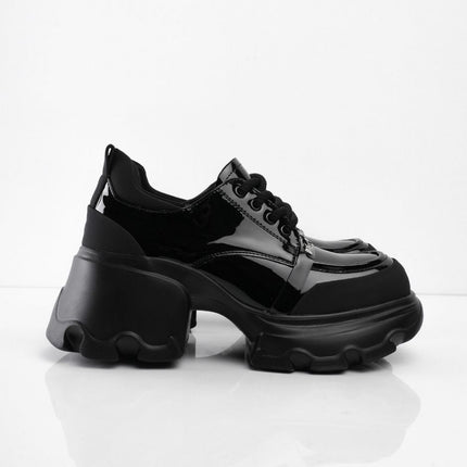 Zapatos negros de charol con cordones y aplique