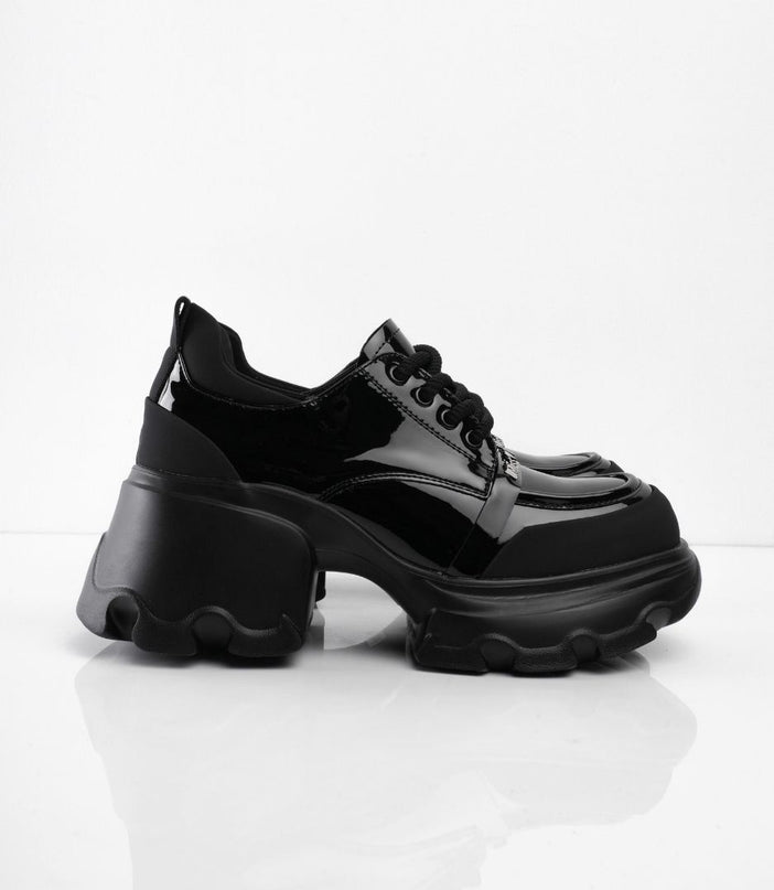 Zapatos negros de charol con cordones y aplique