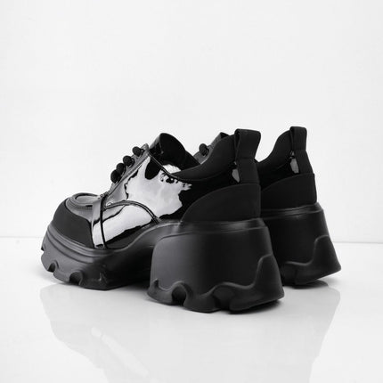 Zapatos negros de charol con cordones y aplique