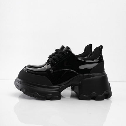 Zapatos negros de charol con cordones y aplique