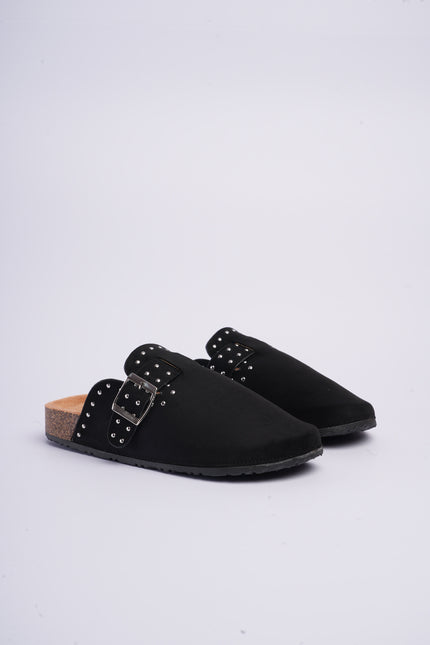 Zuecos negros con hebilla y taches
