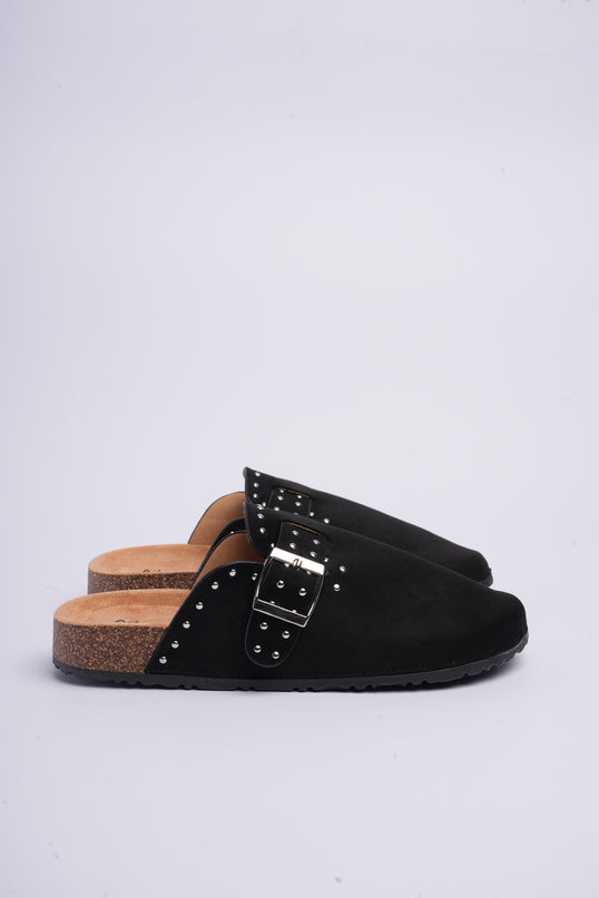 Zuecos negros con hebilla y taches