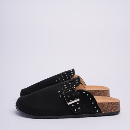 Zuecos negros con hebilla y taches