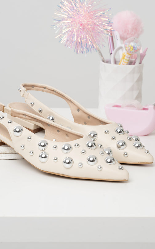 Bailarinas crema punta x taches plateados