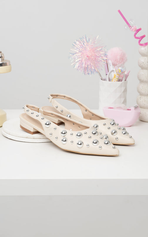 Bailarinas crema punta x taches plateados