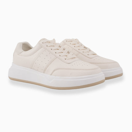tenis beige con detalles perforados