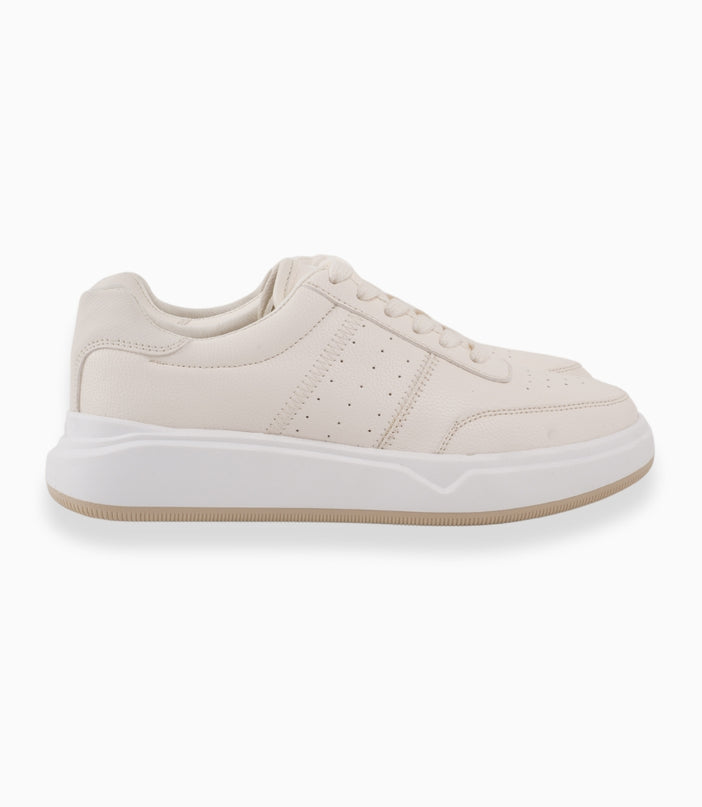 tenis beige con detalles perforados