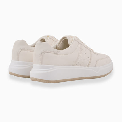 tenis beige con detalles perforados