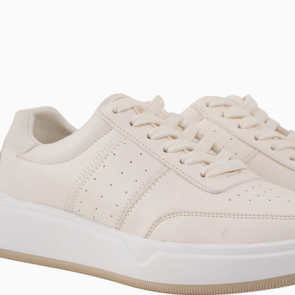 tenis beige con detalles perforados