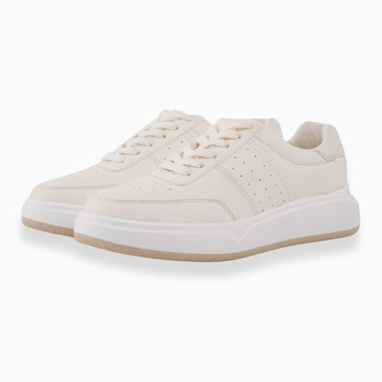 tenis beige con detalles perforados
