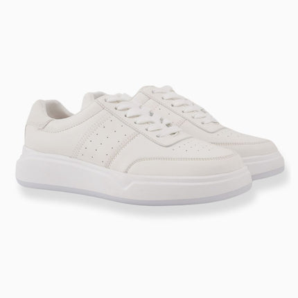 tenis blancos con detalles perforados