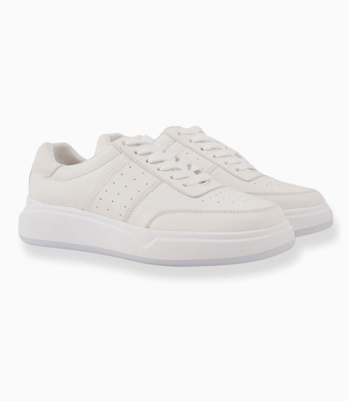 tenis blancos con detalles perforados