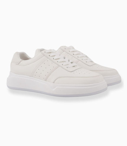 tenis blancos con detalles perforados