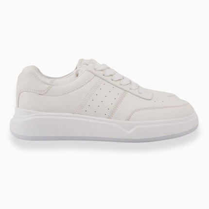 tenis blancos con detalles perforados