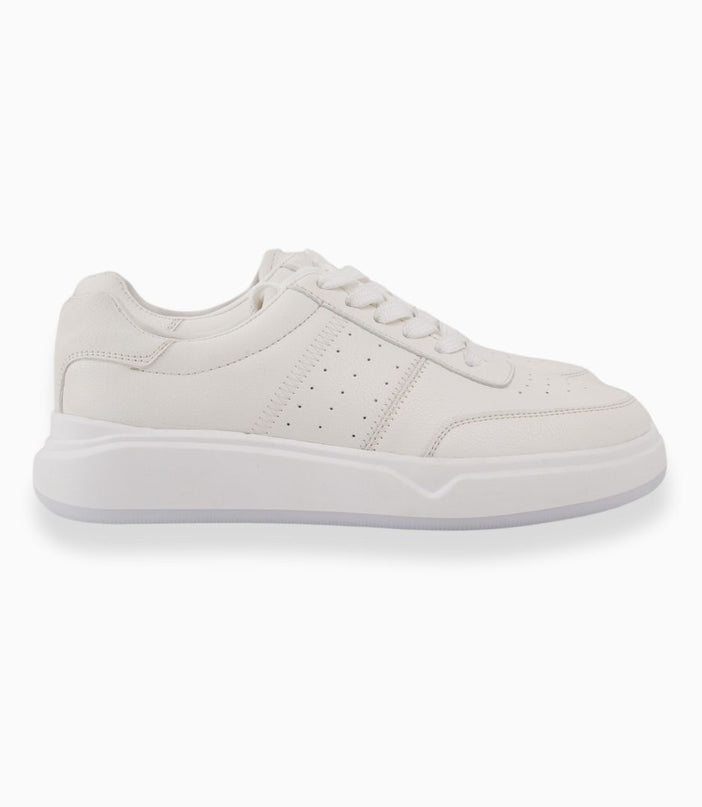 tenis blancos con detalles perforados