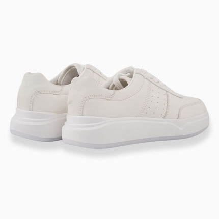 tenis blancos con detalles perforados