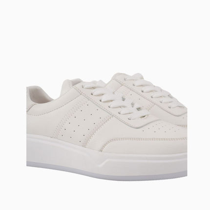 tenis blancos con detalles perforados