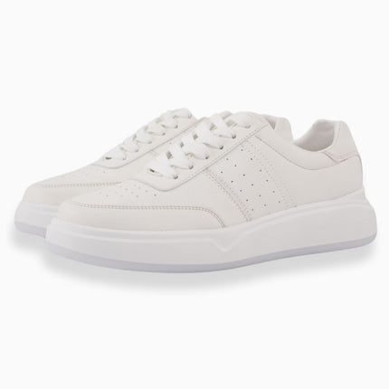 tenis blancos con detalles perforados