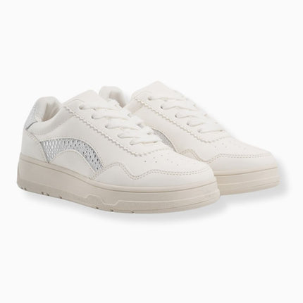 tenis planos blancos con texturas