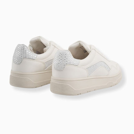 tenis planos blancos con texturas