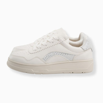 tenis planos blancos con texturas